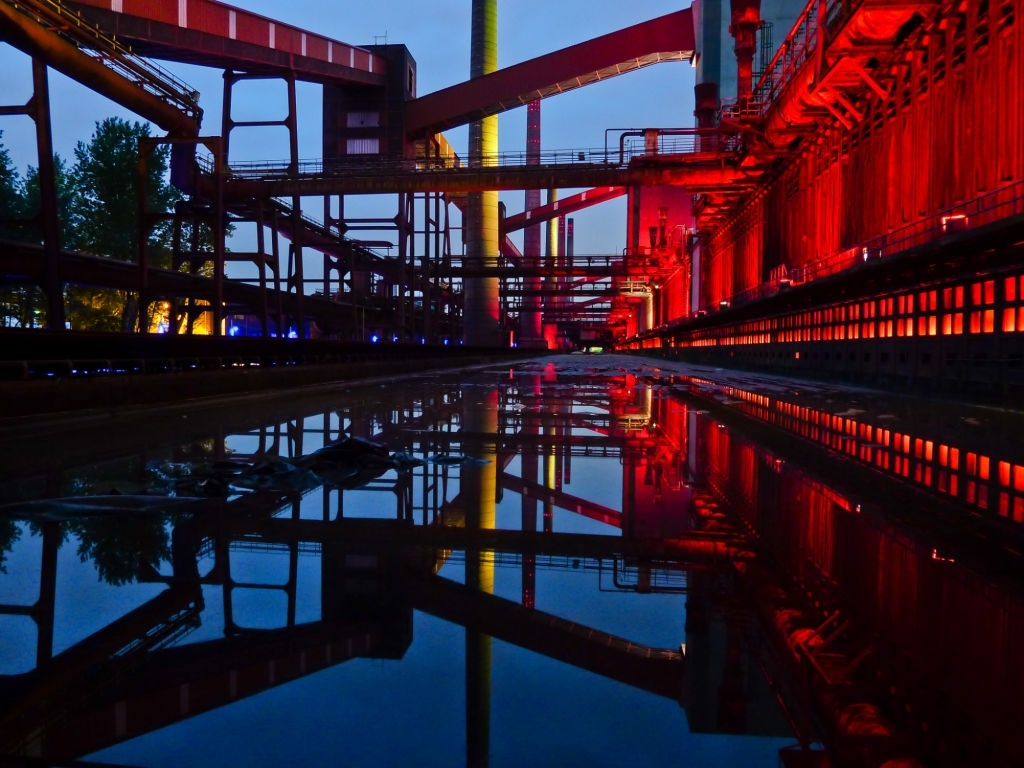 Reflection of an industrial architecture on water 